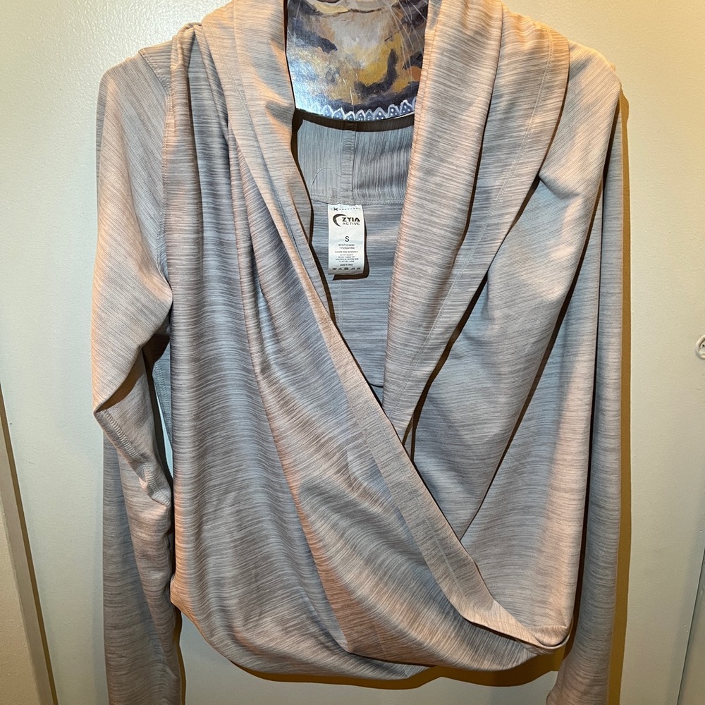Small Zyia long sleeve active wear shirt, white to gray color, great condition